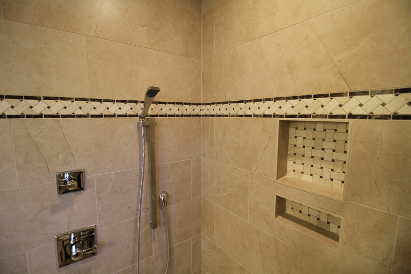 Crema Marfil and Empadora dark Marbles are used together here in a weave pattern to compliment the niche and the accent the perimeter.