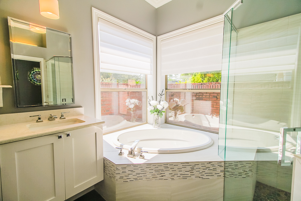 You can soak in this corner tub which has a beautiful accent to the front .