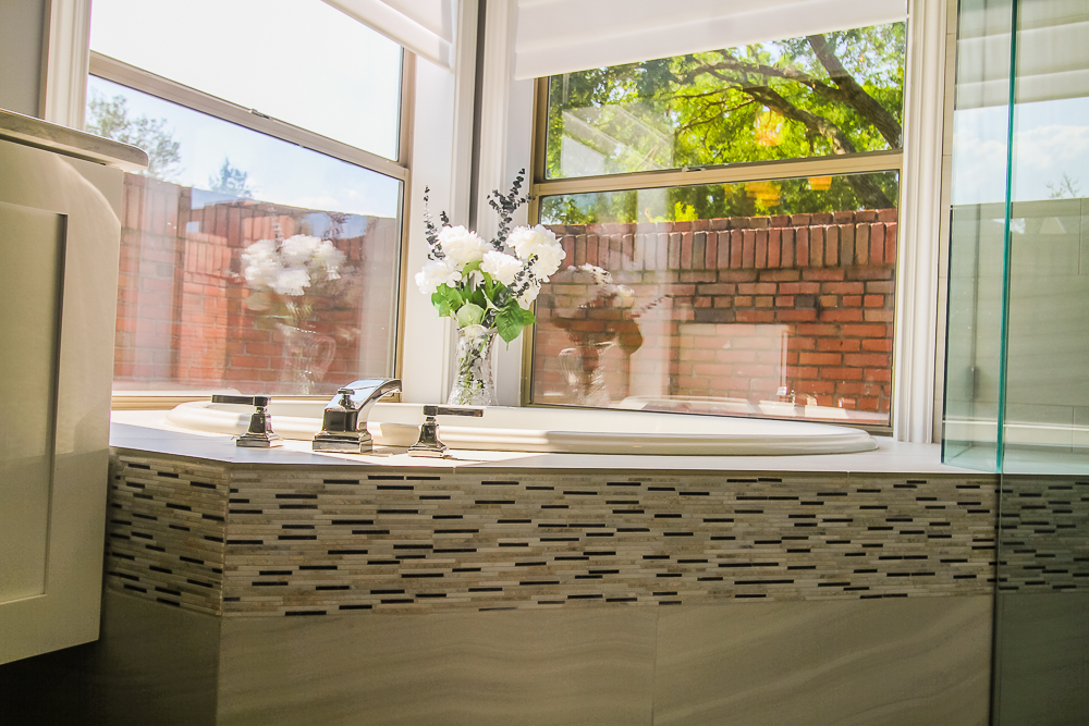 This accent has multiple stone and glass to compliment its appearance.